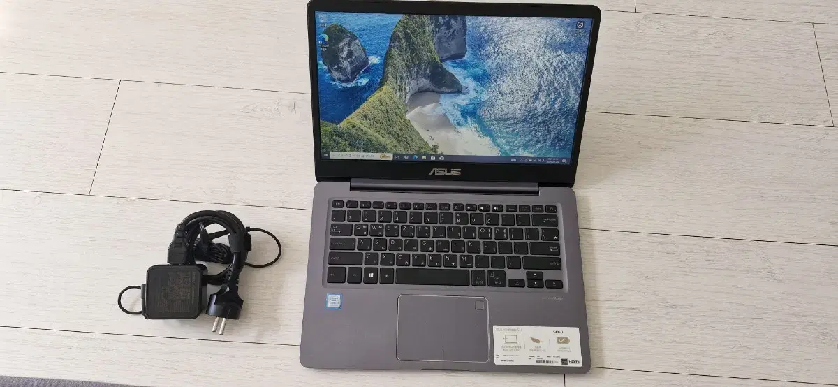 ASUS VivoBook S406U